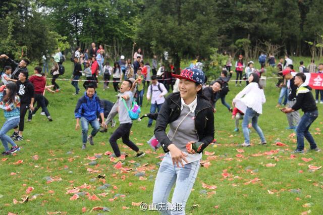 2000名大学生展开西瓜大战 1吨多西瓜被砸光