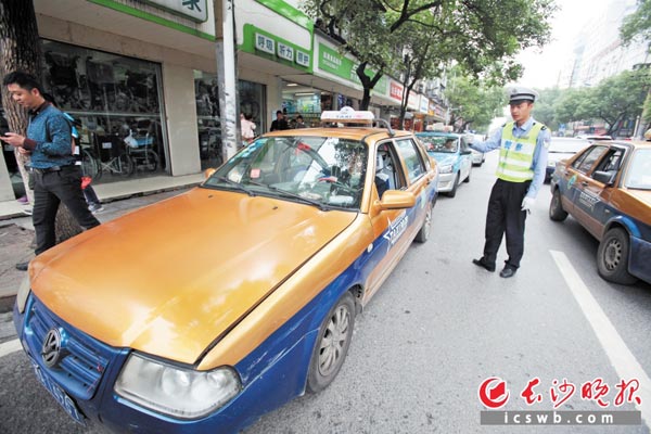 交警在湘雅路疏导交通。