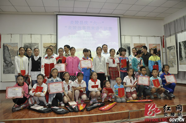 获奖选手与评委合影