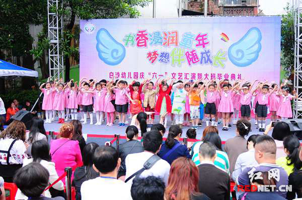 孩子们在表演节目。
