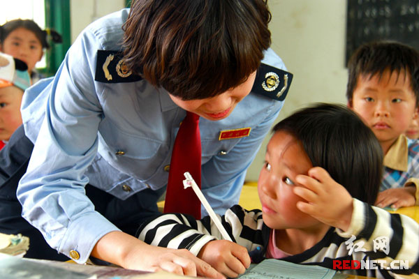 关爱留守儿童 送税收暖阳。