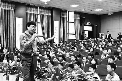 4月26日，江西省“护苗2016·绿书签”百场公益讲座在宜春市开讲。2016年“国际安徒生奖”获得者、我国著名儿童文学作家曹文轩走进袁州学校、翰林学校和宜阳学校，为学生讲阅读、谈写作，鼓励同学们多读书、读好书。资料图片