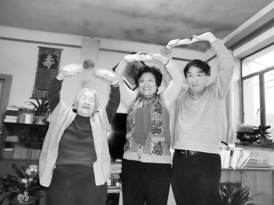 百岁老人杨绛教付研、施亮做八段锦。