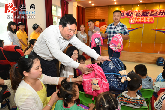 王志刚为全市少年儿童送六一“大礼包”