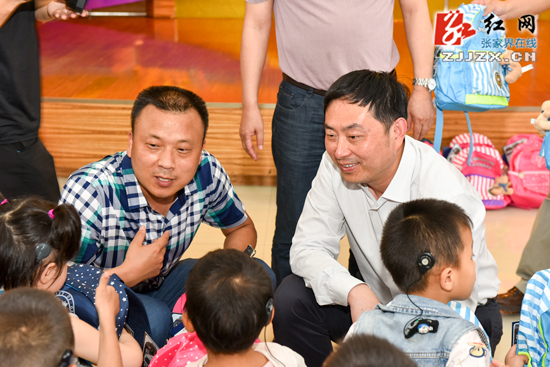 王志刚为全市少年儿童送六一“大礼包”
