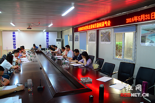  5月31日下午，长沙市工务局召开新闻通气会，提出“工匠”精神打造万家丽辅道精品工程。