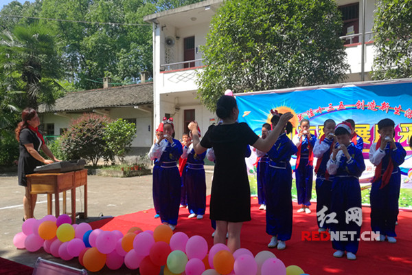 校长和同学们的合奏乐曲悠扬。