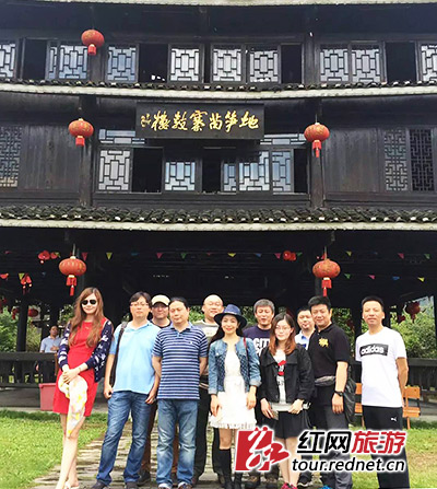 5月27日-31日，10余位驻京知名青年编剧走进湖南邵阳、怀化。图为编剧们在怀化地笋苗寨合影。