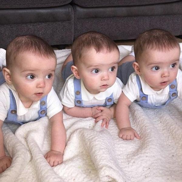 英母亲生下三胞胎基因完全相同 几率两亿分之