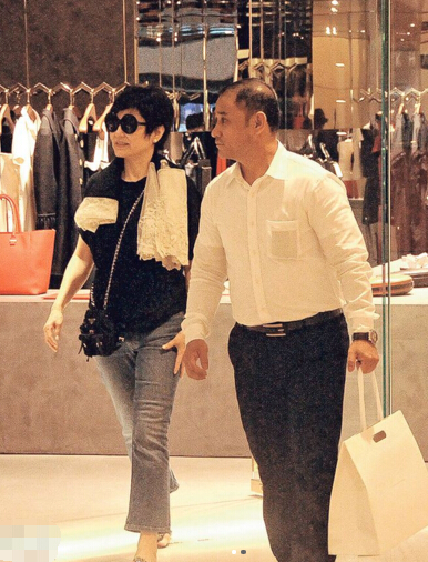 林青霞成功买到心头好,由保镖拿着战利品离开店铺