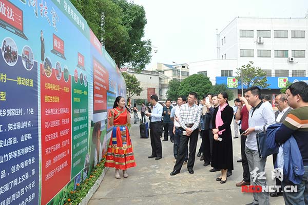 5月29日，湖南省扶贫相关负责人参观学习永州江永县电商扶贫模式。