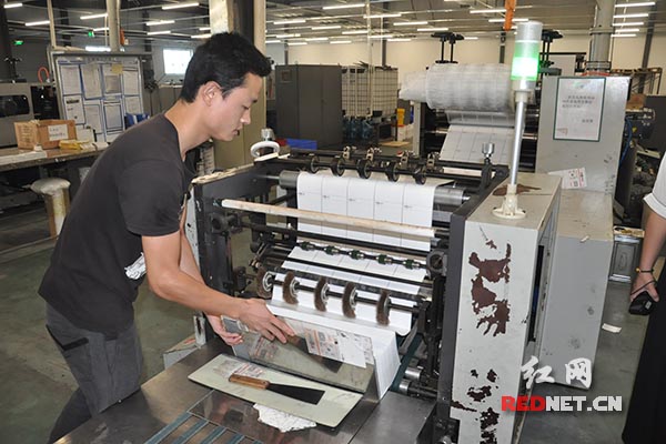 5月30日，永州江华九恒（集团）工业园车间内正在生产物流快递单。