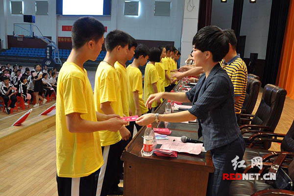 长沙高新区城管给少年城管学校孩子颁发“少年城管聘书”。