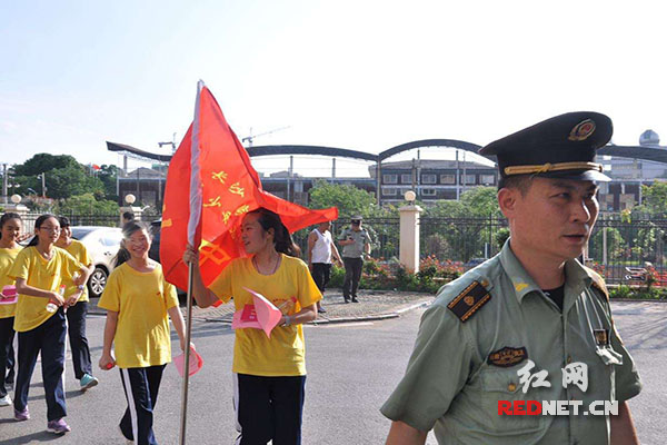 执法队员带领少年城管二中队在长沙高新区和沁园小区开展教育劝导。