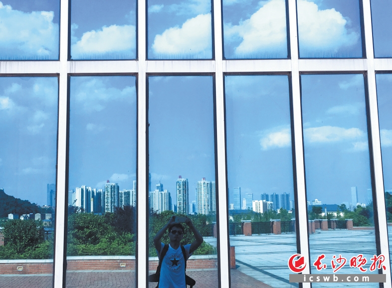 透过高新区一企业玻璃幕墙拍摄的蓝天白云。