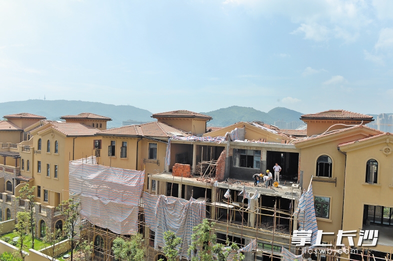 昨日,岳麓区城管执法人员对违建别墅进行依法拆除。 长沙晚报记者 邹麟 摄