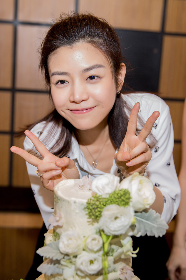 陈妍希剧组开心过生日