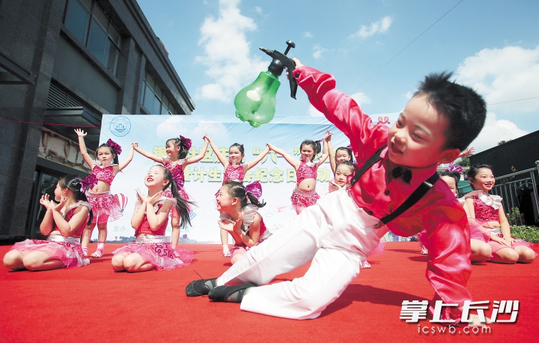 昨日，岳麓区银盆岭街道在银双社区举行庆祝六一儿童节暨计生协会大型综合性演出活动，节目丰富多彩。长沙晚报记者 熊伟 通讯员李宏兵 摄影报道