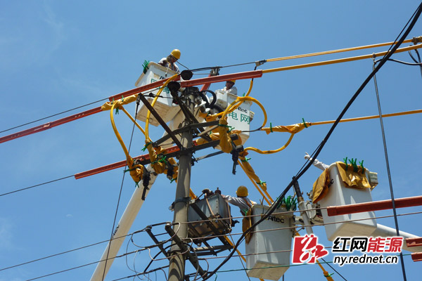 工作人员在烈日下更换断路器
