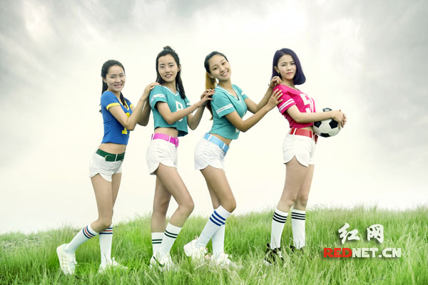 湖南女大学生拍足球主题毕业照 惊叹自己变网