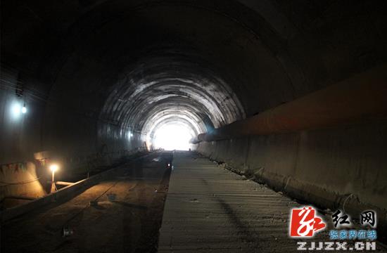 S310慈利零龙公路雷雨垭隧道安全贯通