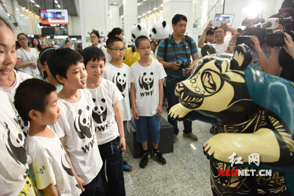 艺术“熊猫”萌态十足，深深吸引着小朋友们。