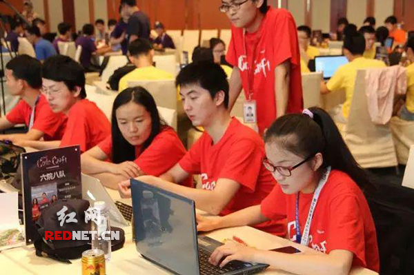 国防科技大学“六院八队”代表队选手正在比赛。