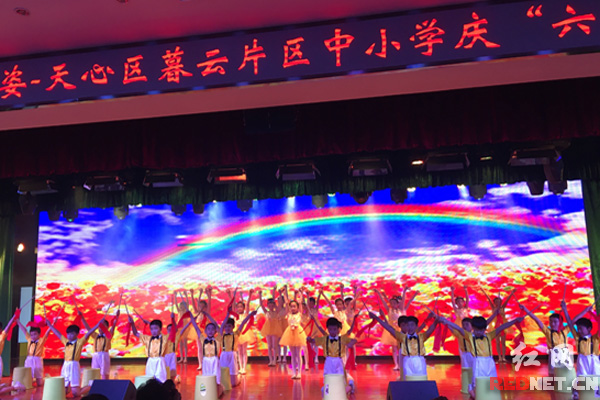 长沙市天心区暮云片区中小学“六·一”文艺汇演现场。
