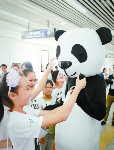  6月1日，小学生代表在展览现场。湖南日报记者 徐行 通讯员 谢莎婷 摄影报道