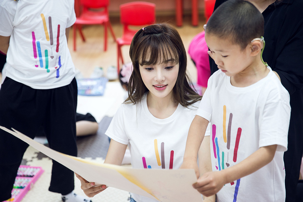 李小璐看孩子们画画