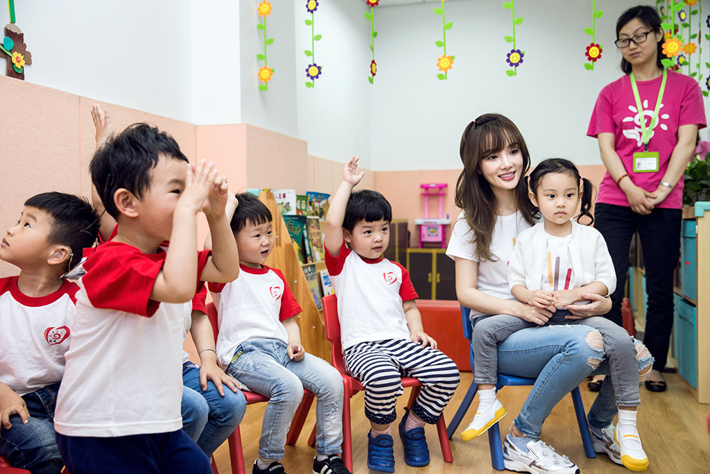 李小璐看望听障儿童