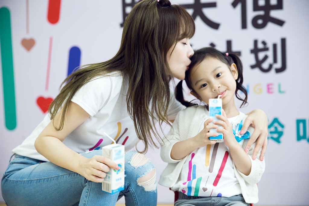 李小璐亲吻甜馨