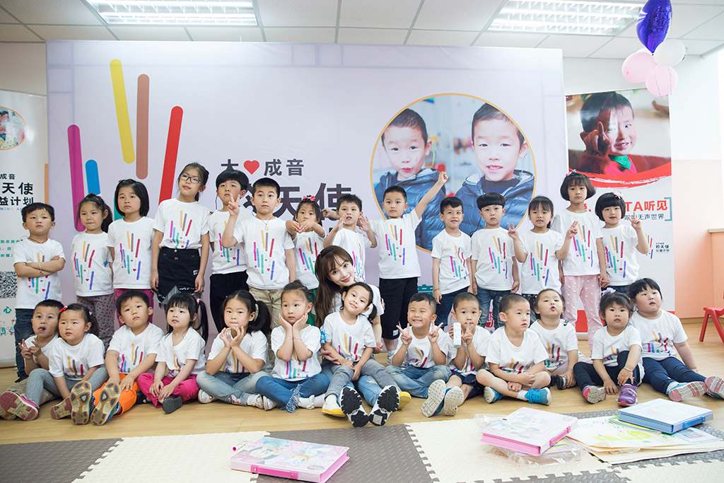 李小璐与孩子们一起过六一