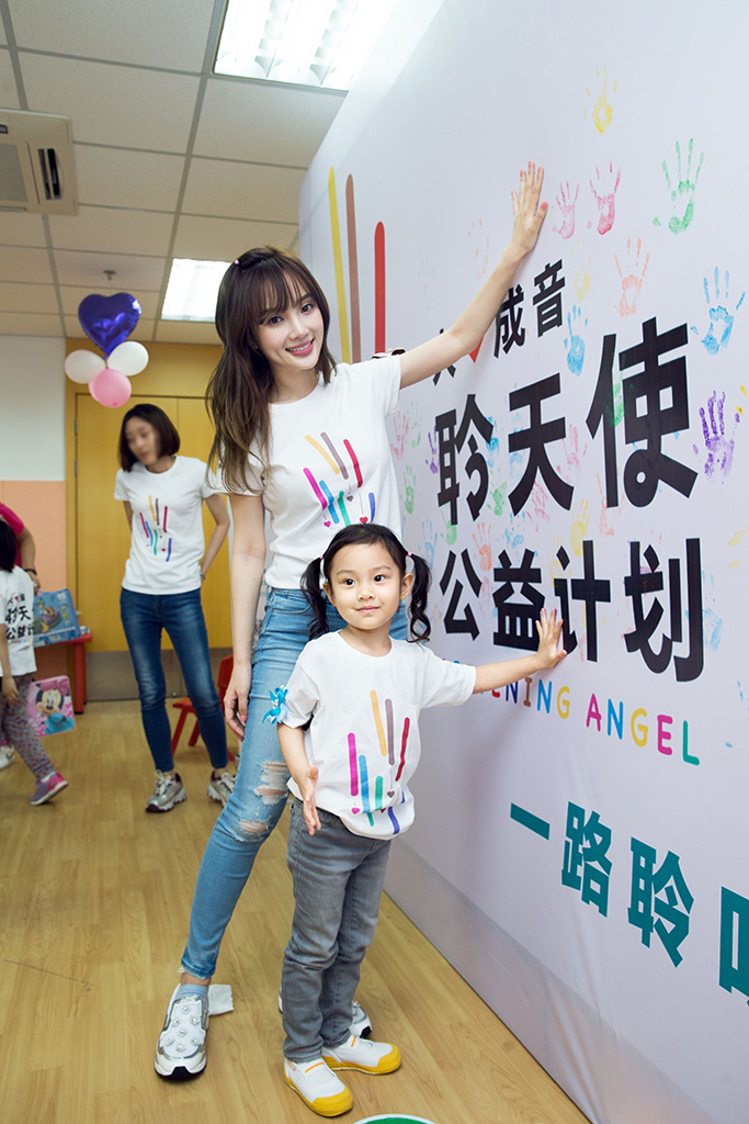 李小璐小甜馨过六一 聆听无声世界灿烂童心