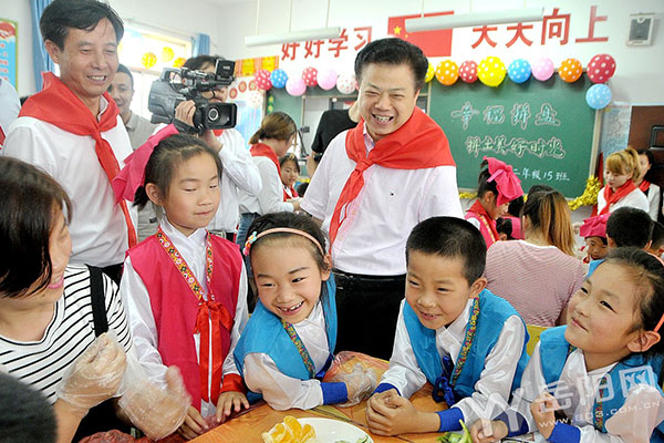 岳阳市委书记盛荣华戴上红领巾与孩子们一起过“六一”