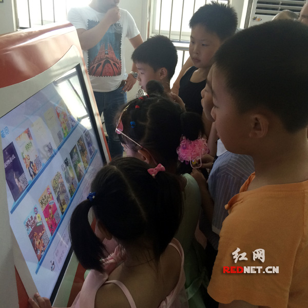 现场的小朋友们积极参与游戏活动。