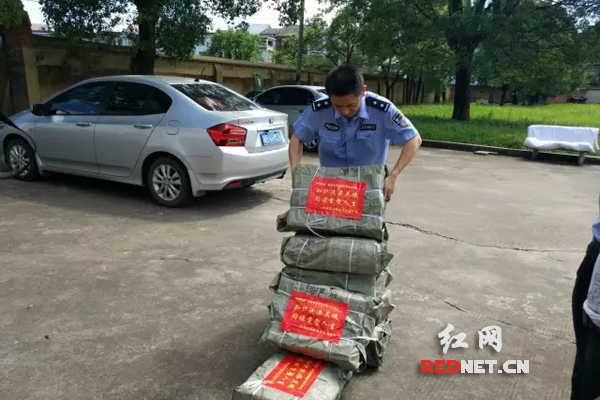 攸县图书馆送到看守所的爱心图书。