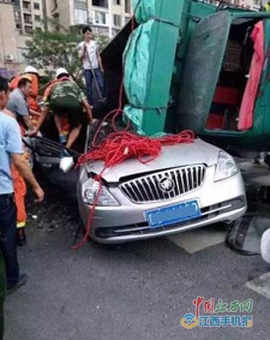 小轿车被压得严重变形