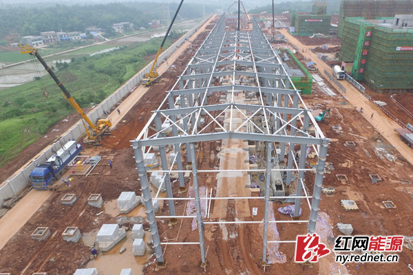 湖南省送变电工程公司员工正在进行500千伏GIS配电室主体钢构连接件安装工作