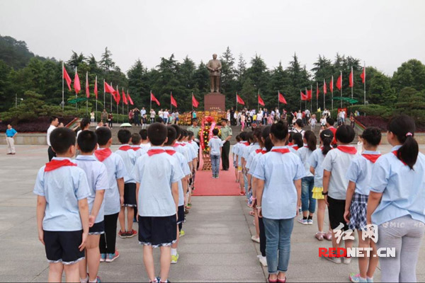 小朋友们瞻仰毛主席铜像并敬献花篮。