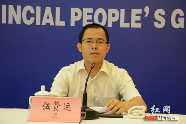 湖南省委網信辦副主任伍賢運出席并回答記者提問。