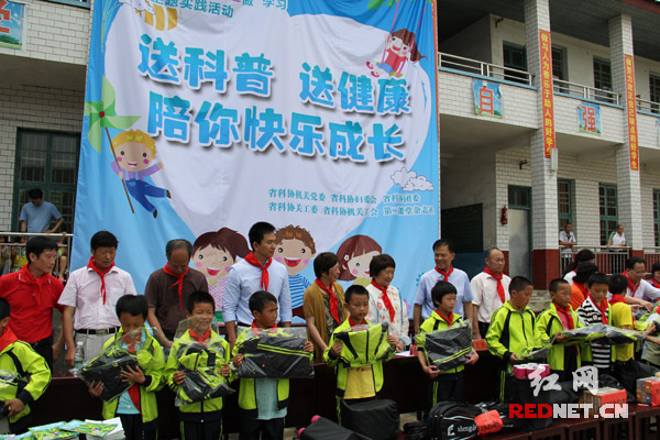 图：湖南省科协科普活动走进扶贫村，并为留守儿童送去“六一”礼物。