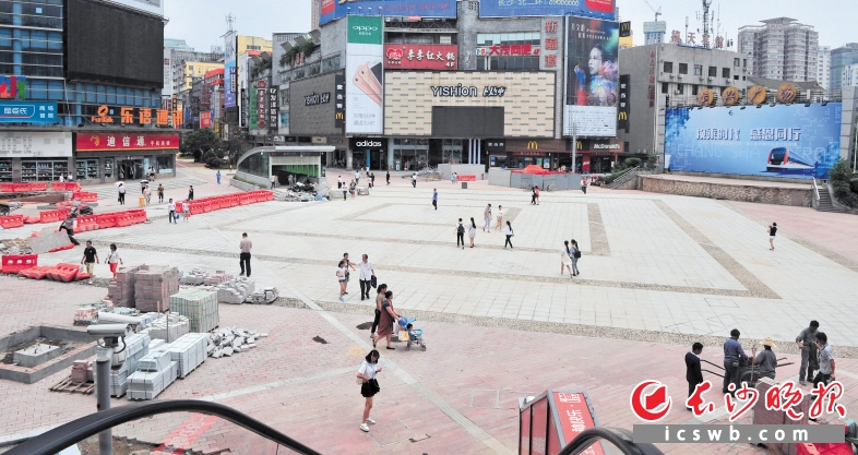 　　黄兴南路步行商业街中心广场复原工程目前进入了收尾阶段。