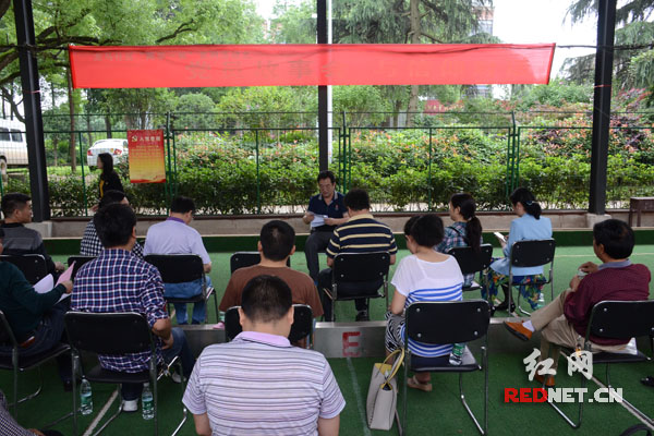 6月2日下午，长沙市芙蓉区东湖街道龙马社区的地掷球场内，一场简单又生动的首次党员故事会正在热闹开讲。