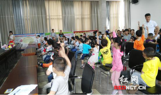 小朋友们积极参与活动。