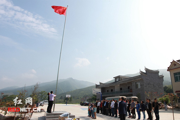 4月28日上午，新湘评论党总支、干部处党支部、江华县、沱江镇的同志和塘头坪村民、村小师生一同举行第一次升国旗仪式。