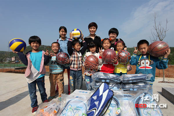 新湘评论党总支为学校的小学生送上爱心书包、文具、篮球、排球等用品。
