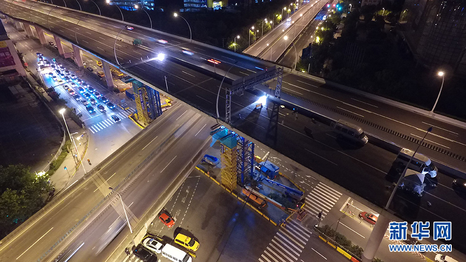 6月2日晚11时45分,中环受损路段梁体顶升修复工作准备就绪。上海北中环高架侧倾箱梁抢修6月2日晚进入梁体顶升关键阶段,3日凌晨零点开始实施顶升。根据现场施工需要,3日凌晨0时至5时,沪太路上跨汶水路跨线桥以及沪太路汶水路地面交通将实施双向封闭。目前中环受损梁体已经恢复水平状态,3日上午更换支座。新华网 梁鸿儒 摄