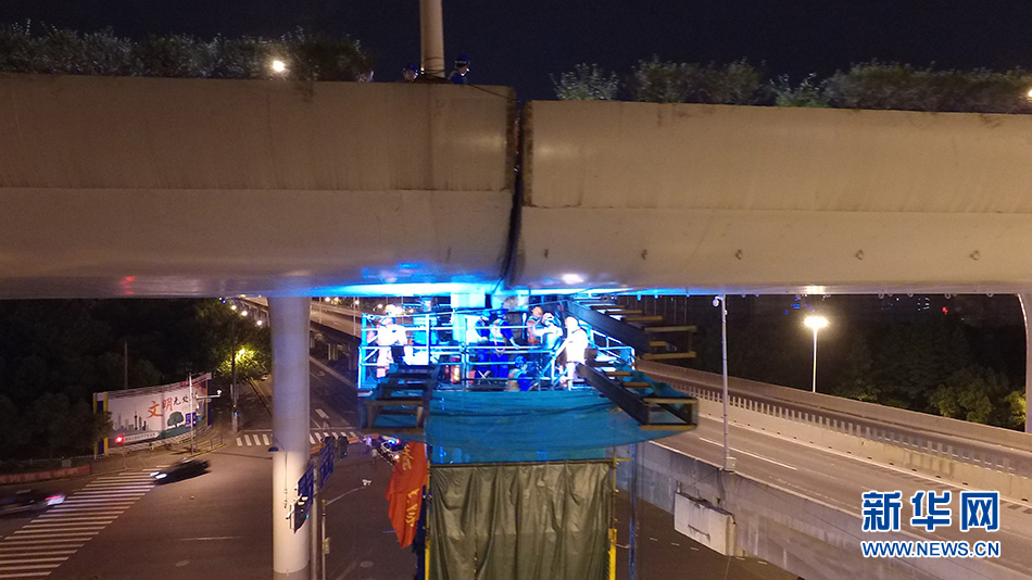 这是施工人员正在对中环高架受损梁体慢慢进行顶升。新华网 梁鸿儒 摄