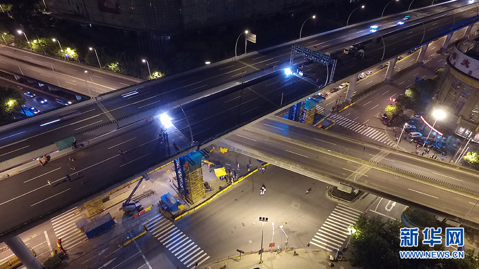 6月3日0时至5时,沪太路上跨汶水路跨线桥以及沪太路汶水路地面交通实施双向封闭。新华网 梁鸿儒 摄